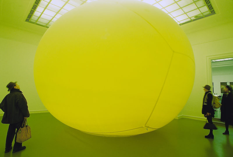 Hans Hemmert - Die Story über den Freund vom Sohn der deutschen Synchronstimme von Robert de Niro, 1995, latex air balloon, 500 x 600 x 700 cm, part of the exhibition Urbane Legenden – Berlin, Staatliche Kunsthalle Baden-Baden