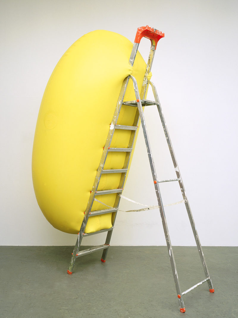 Hans Hemmert - o.T. (gelbe Skulptur passend zu Leiter), 1998, Latexballon: Luft: Künstler: Leiter, Cibachrom 100x75cm