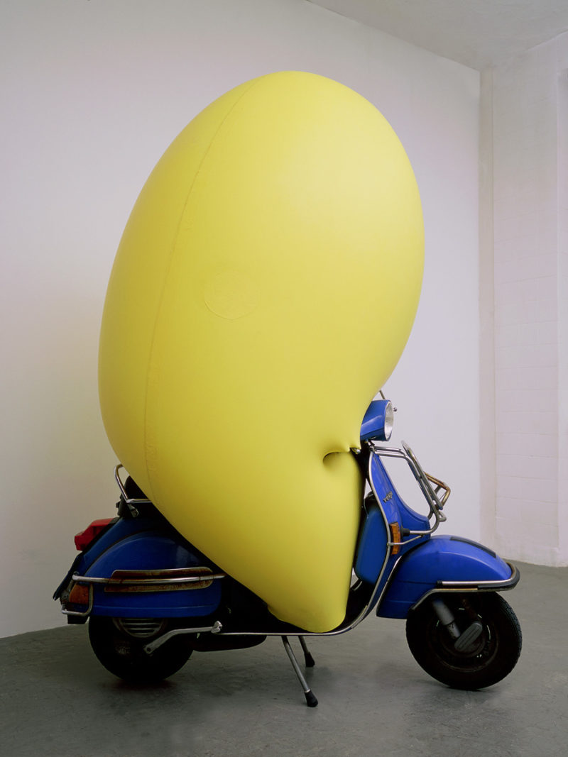 Hans Hemmert - o.T. (gelbe Skulptur passend zu Vespa), 1998, Latexballon: Luft: Künstler: Vespa, Cibachrom 100x75cm