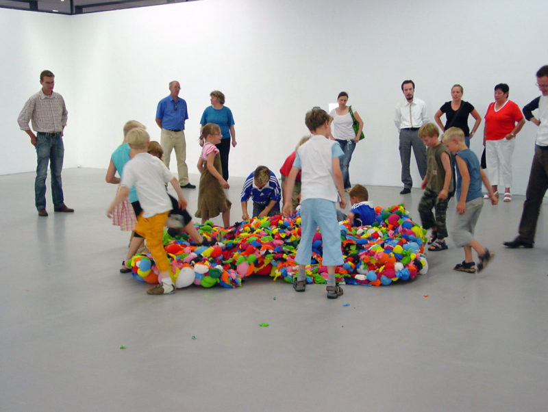 Hans-Hemmert-–-German-Panther-2007-balloons-air-glue-960-x-370-x-300cm-Staedtische-Galerie-Nordhorn-after-six-weeksFinnisage