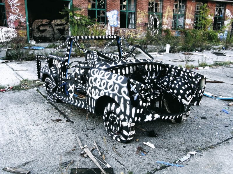 Yang Jazoo – House paint, acrylic on abandoned cars, Barenquell Beer Factory, Berlin, 2012