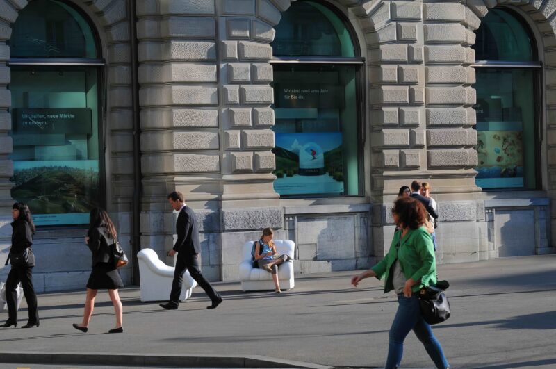 艾未未（Ai Weiwei）——白色沙发，2011年，大理石，装置视图，瑞士苏黎世Paradeplatz