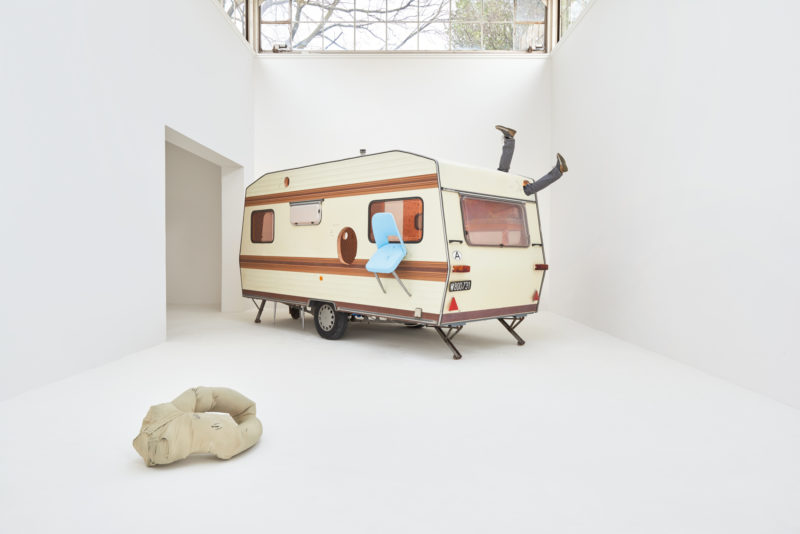 Erwin Wurm - One Minute Sculpture, Austrian Pavillon, Mixed Media, Caravan, Furniture Pieces H 245 x B 205 x L 592 cm, Eva Wuerdinger Copyright- Bildrecht, Vienna 2017
