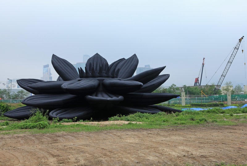 Choi Jeong Hwa - Emptiness is Form. Form is Emptiness (色即是空), 2013, installation view, West Kowloon Cultural District, 2013
