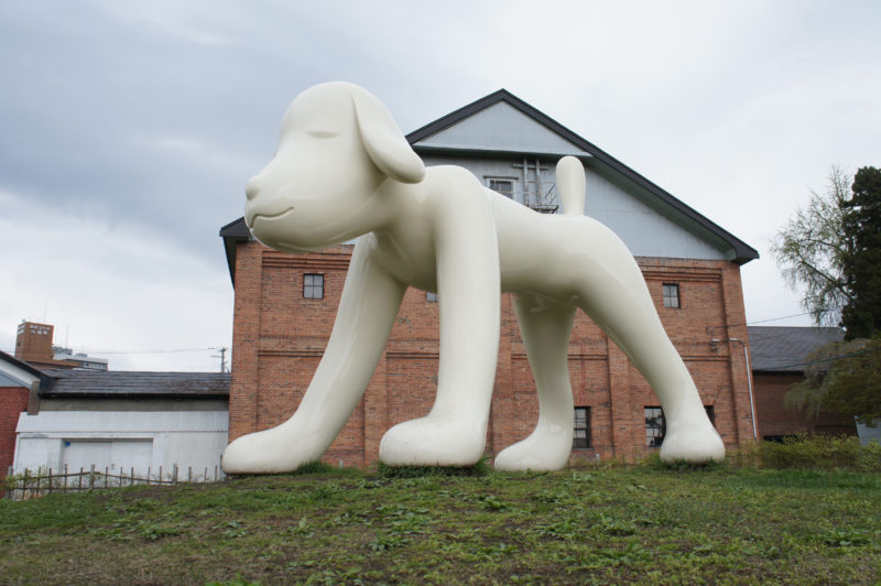 Yoshitomo Nara - A to Z Memorial Dog, 2006, 3 x 4,5 meter, installation view, Hirosaki, Japan