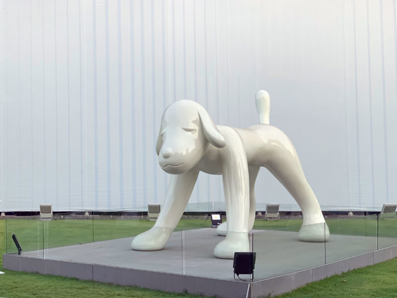 吉茂奈良（Yoshitomo Nara）-《你的狗》（Your Dog），2017年，彩绘铝，304.8 x 223.5 x 452.1厘米，曼谷艺术双年展，2019年