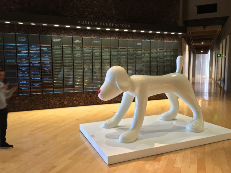 吉茂奈良（Yoshitomo Nara）——《你的狗》（Your Dog），2002年，玻璃纤维，第6版，装置视图，棕榈泉艺术博物馆