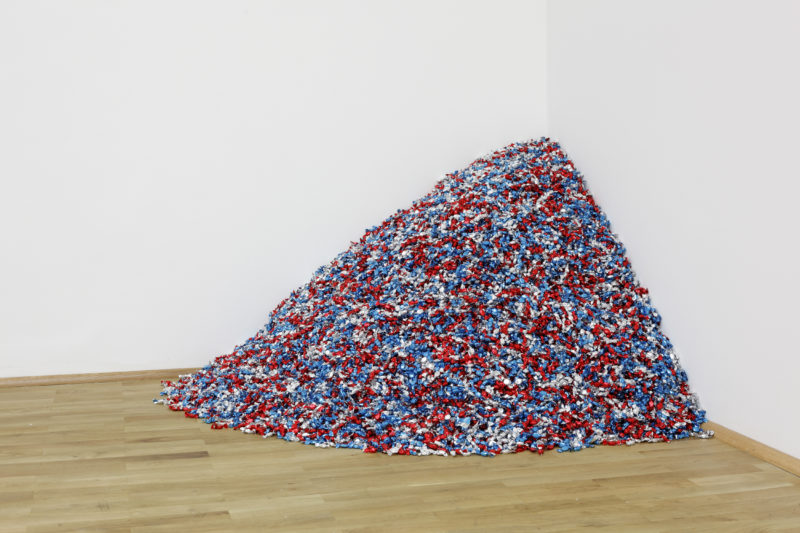 Félix González-Torres - Untitled (USA Today), 1990, Candies, individually wrapped in red, silver, and blue cellophane (endless supply), Dimensions vary with installation Ideal weight: 300 lbs (136 kg), installation view, Museum MMK für Moderne Kunst MMK, Frankfurt, photo: Axel Schneider