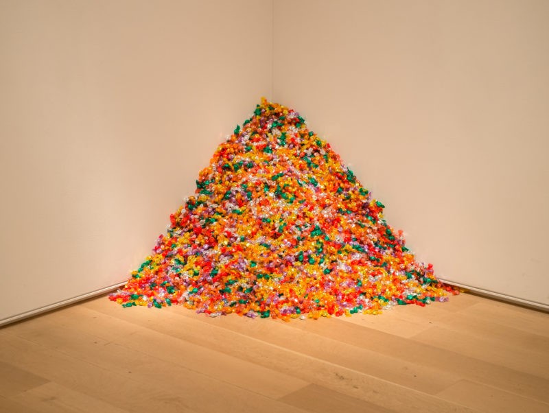 Felix Gonzalez-Torres – Untitled (Portrait of Ross in L.A.), 1991, Candies individually wrapped in multicolor cellophane, endless supply. Dimensions vary with installation; ideal weight 175 lbs