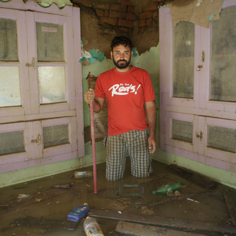 Gideon Mendel - Ishfaq Ahmad Bhat, Raj Bagh, Srinagar, Kashmir, India, October 2014