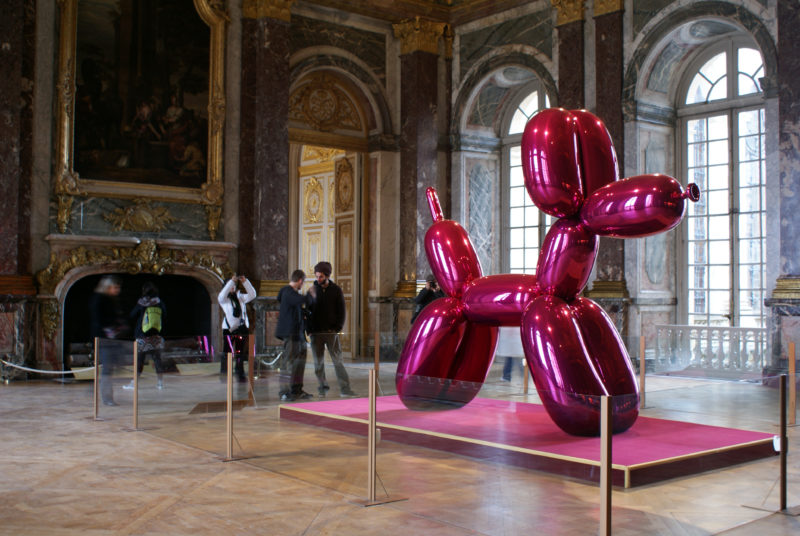Jeff Koons - Balloon Dog (Magenta), 1994-2000 mirror-polished stainless steel with transparent color coating, 307.3 x 363.2 x 114.3 cm, Versailles, 2008