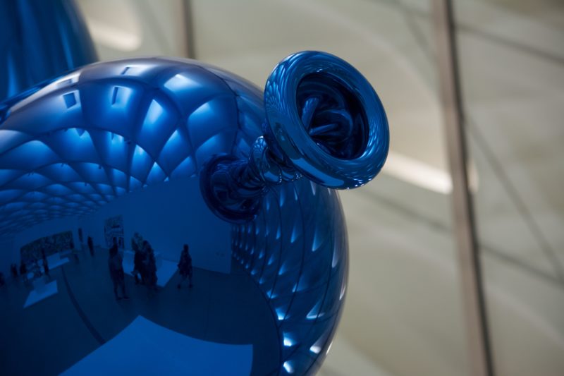 Jeff Koons - Balloon Dog (Blue), 1994, high chromium stainless steel, transparent color coating, installation view, Broad Art Foundation, LACMA, Los Angeles