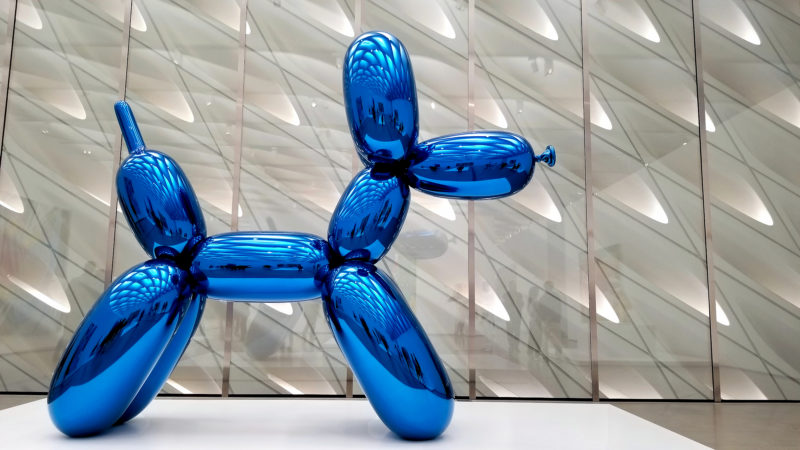 Jeff Koons - Balloon Dog (Blue), 1994, high chromium stainless steel, transparent color coating, installation view, Broad Art Foundation, LACMA, Los Angeles