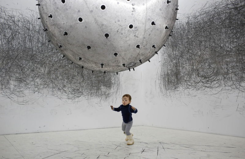 Karina Smigla-Bobinski - ADA, 2010, sphere, helium, charcoal, exhibition