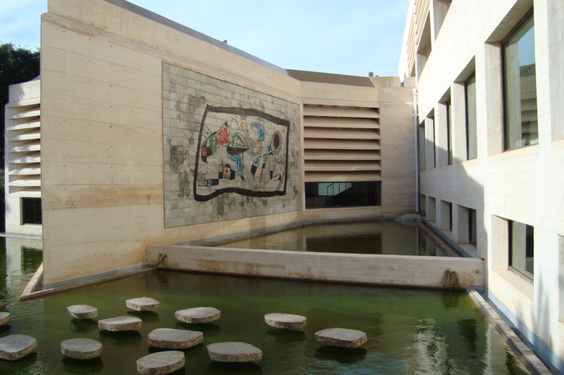 Joan Miró (in collaboration with Maria Antònia Carrió Payeras) – Untitled, 1992, ceramics, 464 x 970 cm, installation view, Fundació Pilar i Joan Miró a Mallorca, Spain
