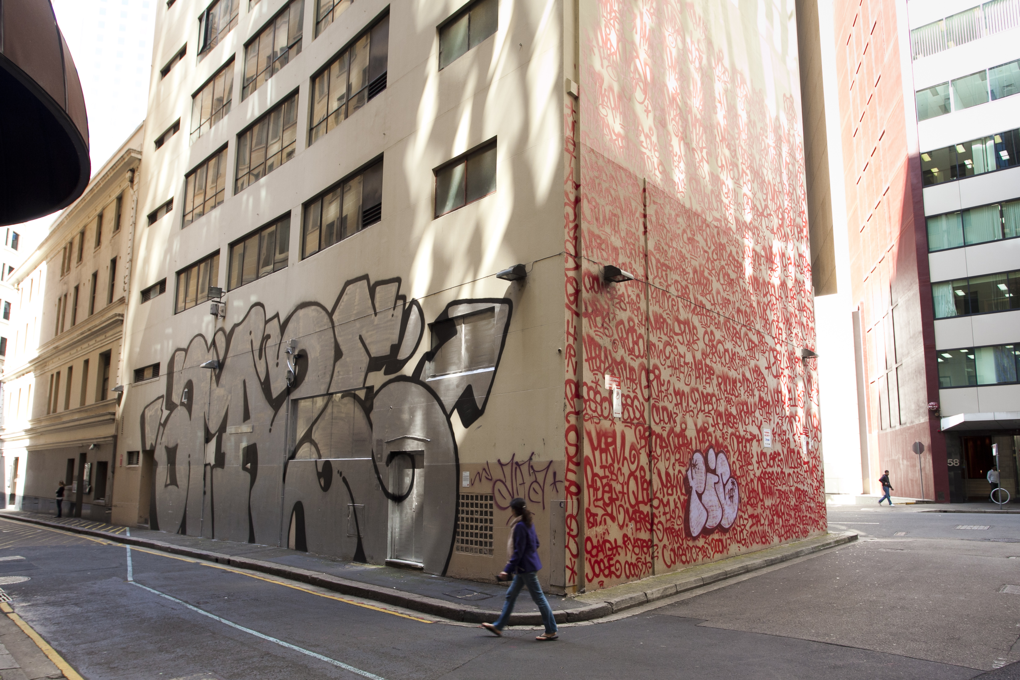 Barry McGee's tag murals – Walls covered with hundreds of red tags