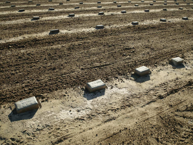 Richard Misrach - John Doe, pauper’s grave. Holtville, California, 2013