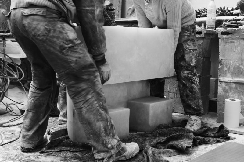 Rick Owens in studio producing his furniture, photo Owenscorp:Reprodução