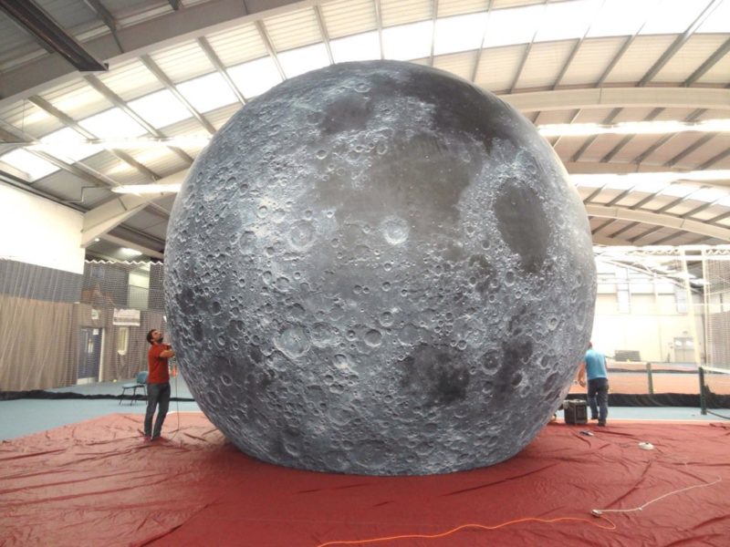 Luke Jerram - Museum of the Moon, installation of the mooon