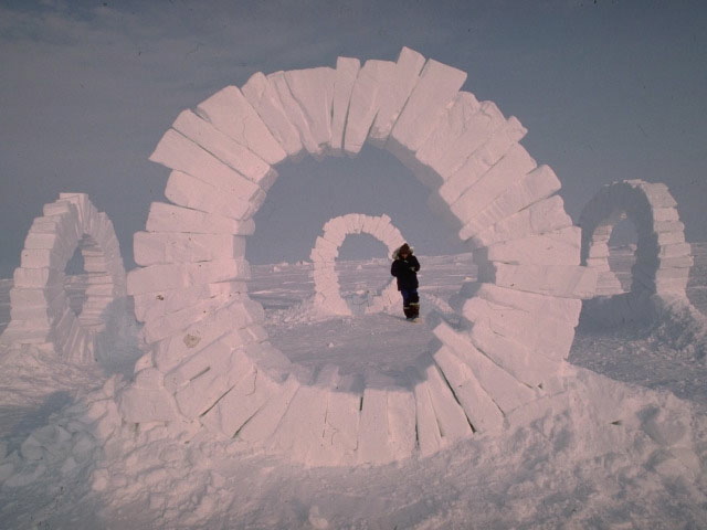 安迪·戈德斯沃西（Andy Goldsworthy）——《触摸北方》（Touching North），1989年，北极