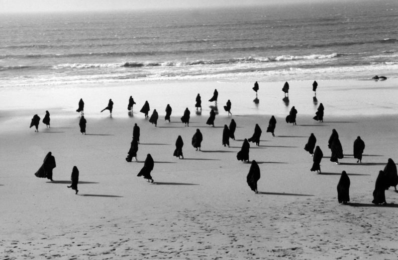 Shirin Neshat-Rapture，1999年，明胶银色印花，108x171.5cm