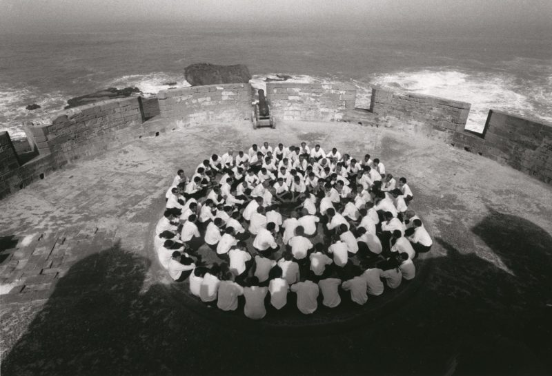 Shirin Neshat-Rapture，1999年双通道视频：音频安装，16mm电影转换为视频