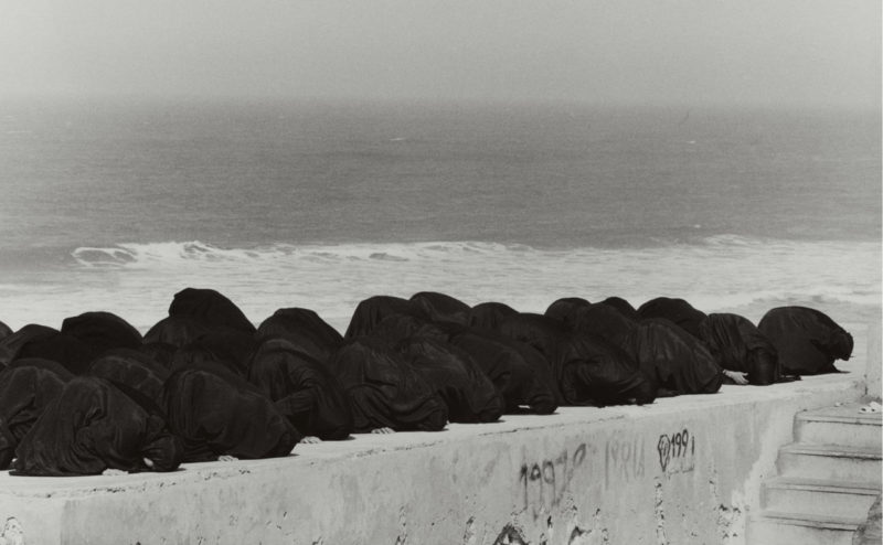 Shirin Neshat-Rapture（静止），1999年双通道视频：音频安装，16mm电影转为视频