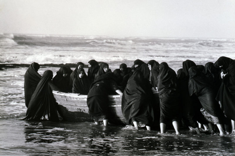 Shirin Neshat-Rapture（静止），1999年双通道视频：音频安装，16mm电影转为视频