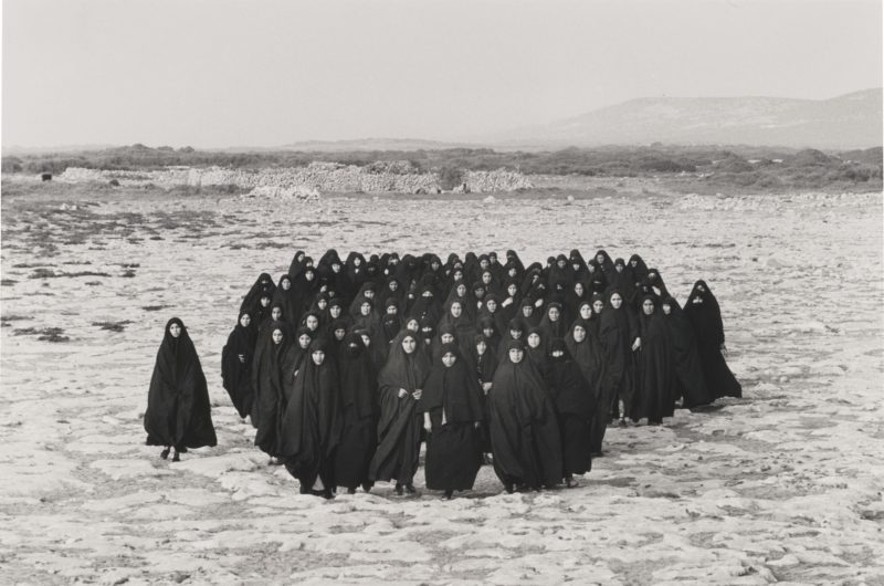 Shirin Neshat-Rapture（静止），1999年双通道视频：音频安装，16mm电影转为视频