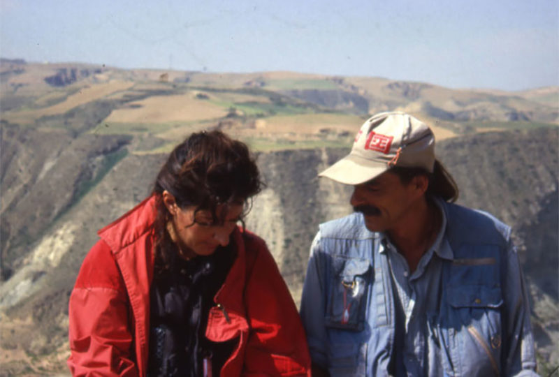 Marina Abramovic & Ulay – The Lovers - The Great Wall Walk (still), 1988:2008, 沿着中国长城表演了 90 天。 16mm胶片转双通道录像