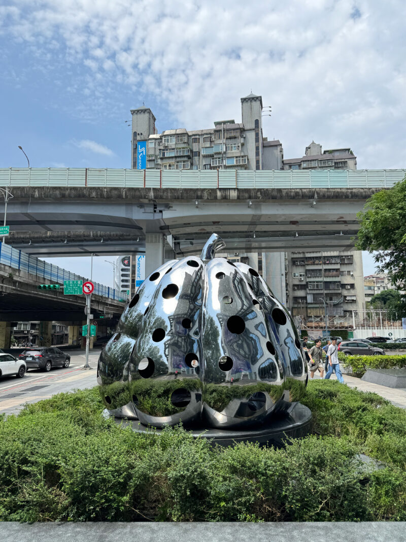 Yayoi Kusama - Pumpkin, 2010, stainless steel, diameter 220cm, height 200cm, installation view, Syntrend, Taipei, Taiwan