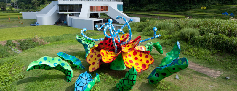 草间弥生（Yayoi Kusama）——《花开中的津玛利》（Tsumari in Bloom），2003年，Echigo-Tsumari Art Triennale，日本