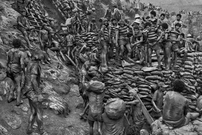 Sebastiao Salgado – Serra Pelada Gold Mine, Brazil, 1986, Workers with striped shirts, used to identify the group that found a gold lode in a given lot