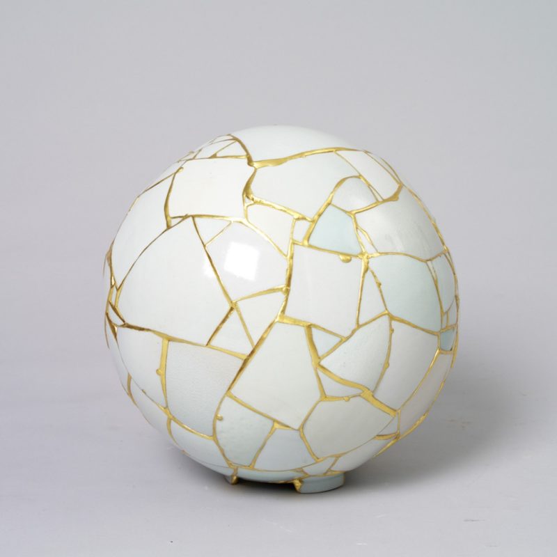 Yeesookyung - Translated Vase, 2010, Ceramic trash, epoxy, 24 k gold leaf, 34 cm diameter