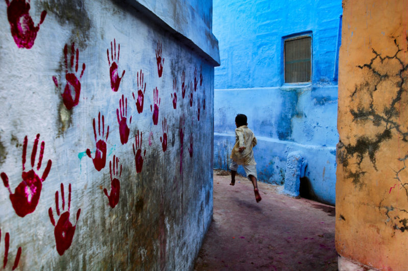 Steve McCurry - Boy in mid flight, Jodphur, India, 2007