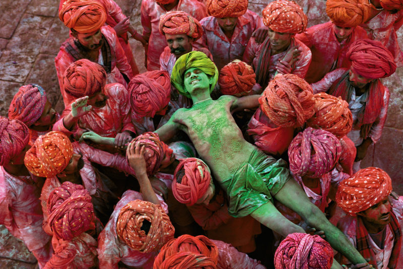 Steve McCurry - Holu, a festival that welcomes spring, is celebrated with public spraying of colorful powders. Rajasthan, India, 1996