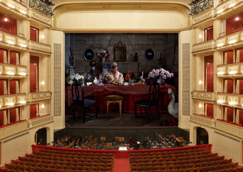 Carrie Mae Weems – Queen B (Mary J. Blige), 2020, Eiserner Vorhang (Iron Curtain) 2020-2021, Vienna State Opera, Vienna, Austria