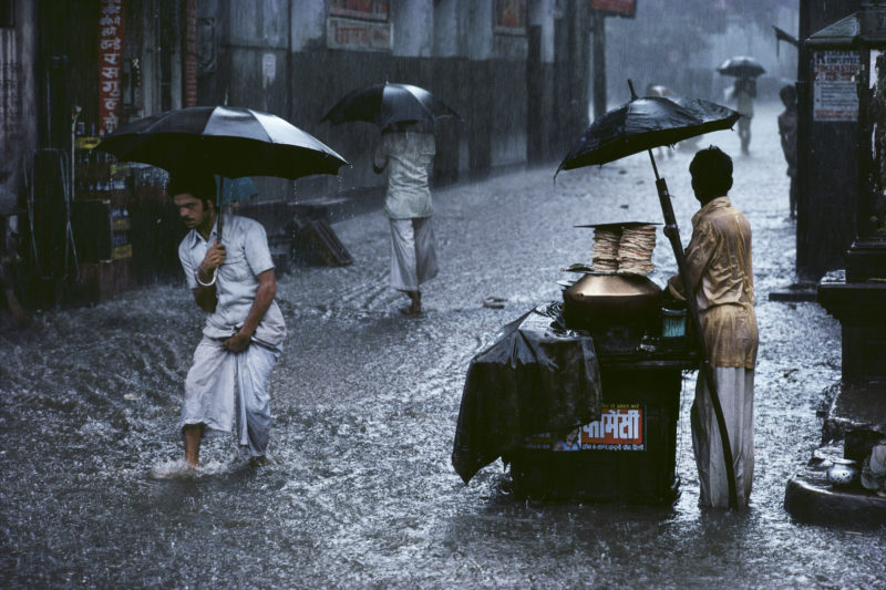Steve McCurry - Monsoon in Chandani Chowk, Old Delhi, 1983