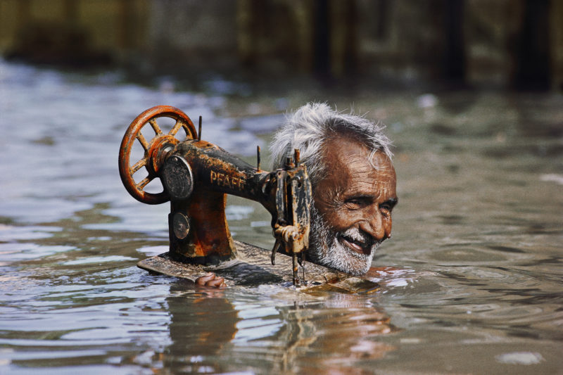 Steve McCurry - Tailor carrying his sewing machine, Porbandar, India, 1983