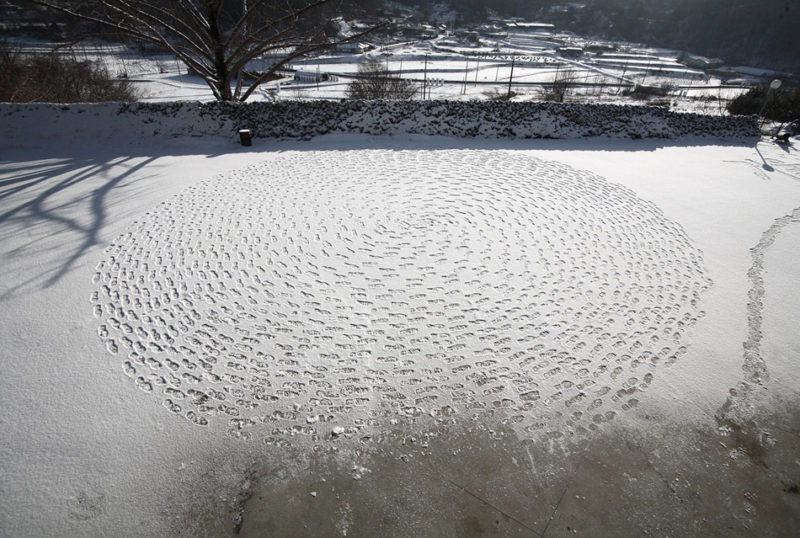 Jaehyo Lee – 0121-1110=1110112, 2011, Snow, size variable