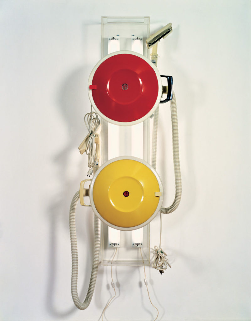 Jeff Koons - Pre-New Series, New Hoover Celebrity III's, 1980, two vacuum cleaners, acrylic, fluorescent lights, 142.2 x 76.2 x 31.8 cm