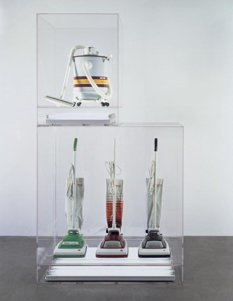 Jeff Koons - The New - New Hoover Convertibles, Green, Red, Brown, New Shelton Wet:Dry 10 Gallon Displaced Doubledecker, 1981–87, 4 vacuum cleaners, Perspex and fluorescent lights, 251 x 137 x 71,5 cm
