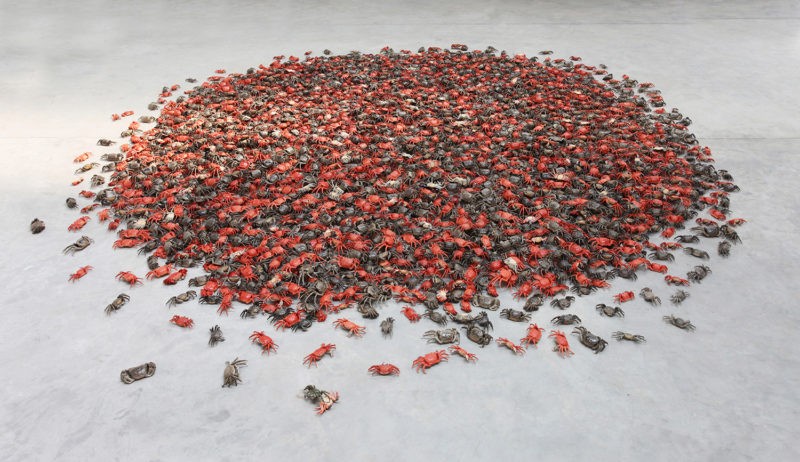 Ai Weiwei - He Xie, 2011 Porcelain crabs, 3,000 pieces, each 5 × 25 × 10 cm, Ai Weiwei Studio