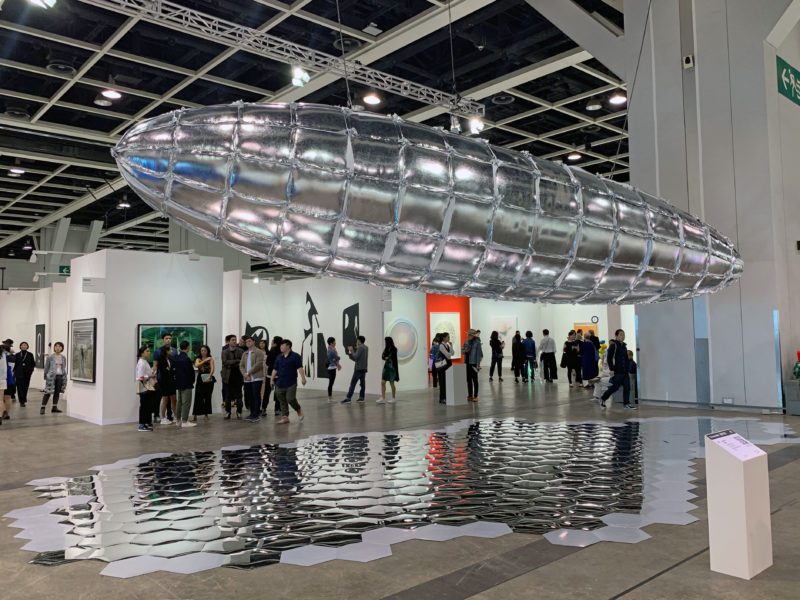 Lee Bul，Willing To Be Vulnerable-Metalized Balloon，2019年，香港巴塞尔艺术展的安装视图