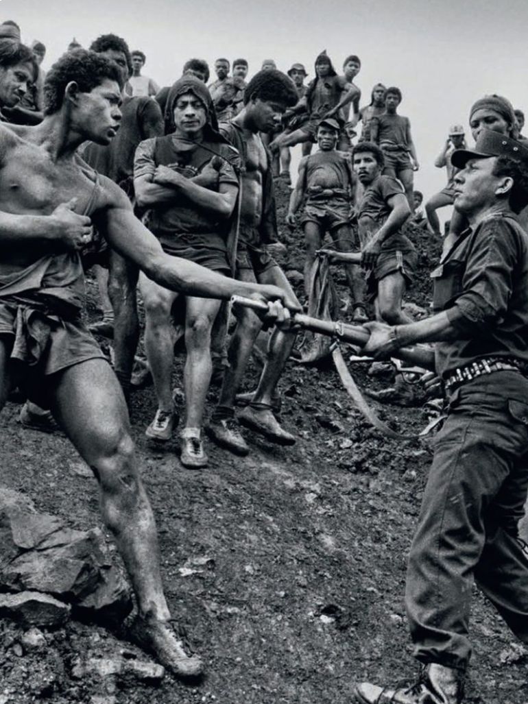Sebastião Salgado's dramatic Workers photos - Overworked & underpaid