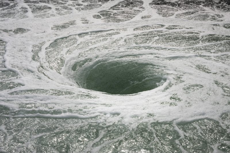 Anish Kapoor - Descension, 2014, Brooklyn Bridge Park, Pier 1, New York, 2017, photo James Ewing, Public Art Fund, NY