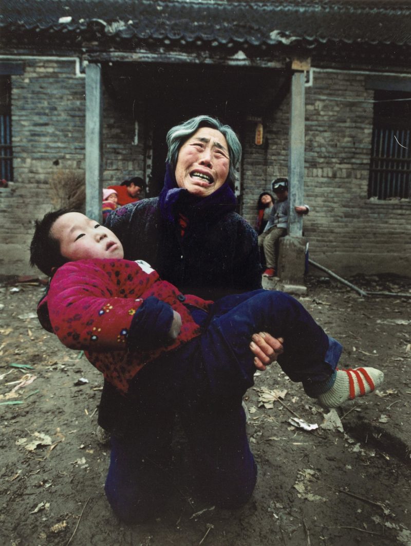 Lu Guang - A woman carrying her severely ill grandson implores the sky to prevent the devil of pain returning