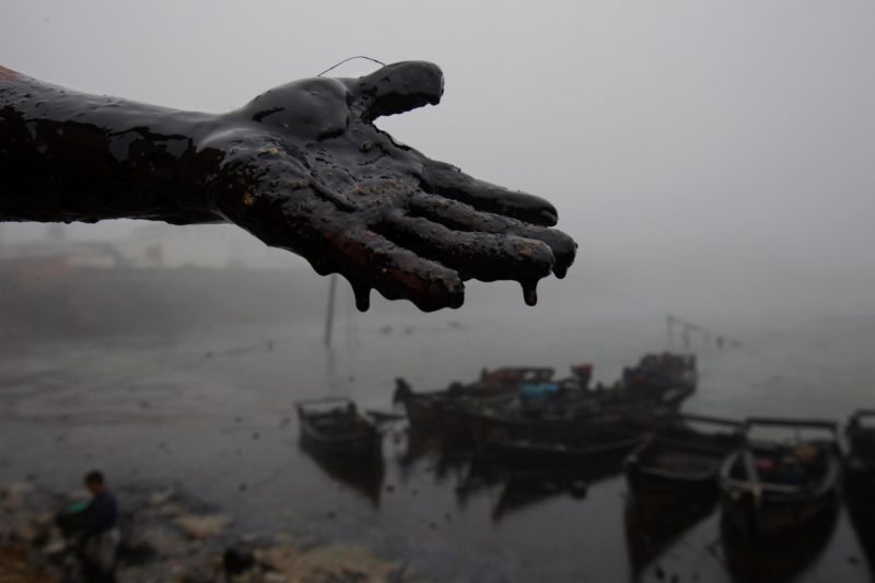 Lu Guang - On 16 July 2010, the pipeline of the Newport Oil Wharf of Dalian Bay exploded, sending lots of oil into the sea
