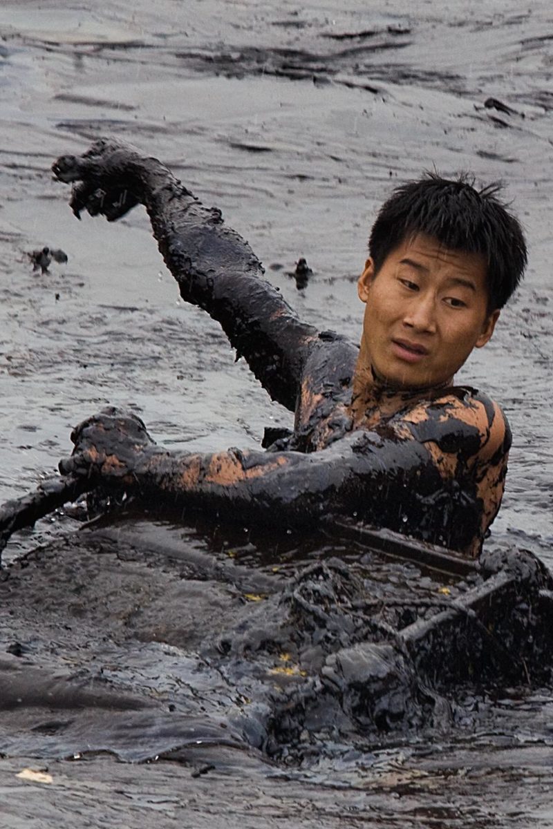 Lu Guang - Zhang Liang floats in the water, cleaning debris from the pump