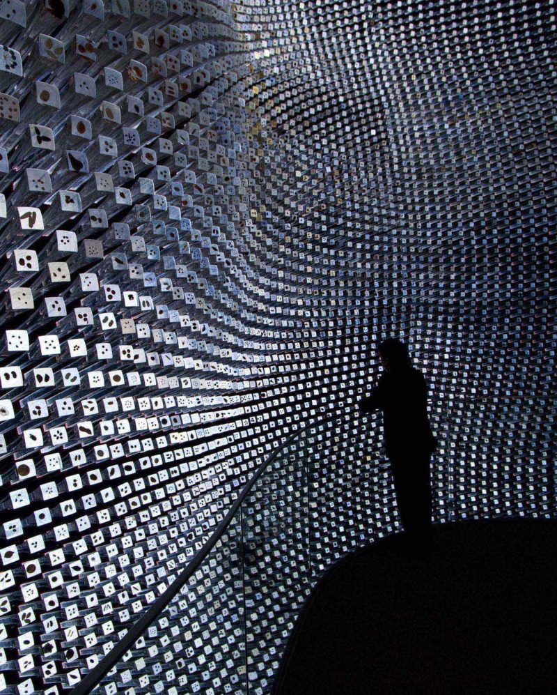 Heatherwick Studio – Seed Cathedral, UK Pavilion for Shanghai World Expo 2010, 15 m high, 10 m tall, 7.5 m long, 60,000 identical rods of clear acrylic, 250,000 seeds cast into the glassy tips